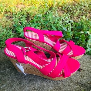 Pink super cute sandals/wedges